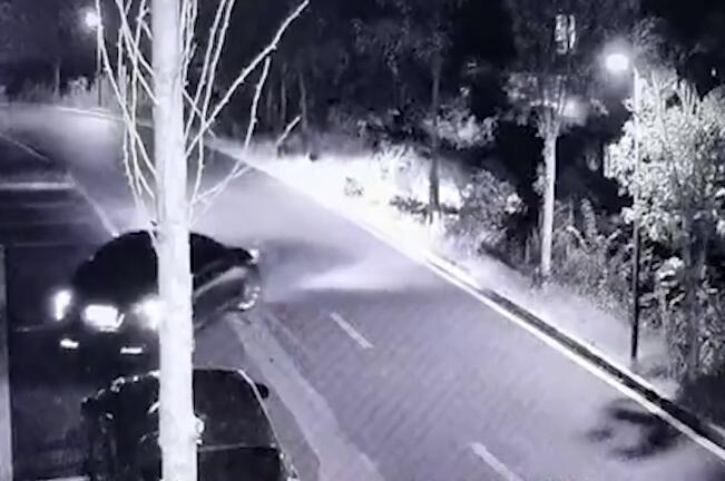 油門當剎車 墜下10米高護坡 結(jié)果…… | 一盔一帶